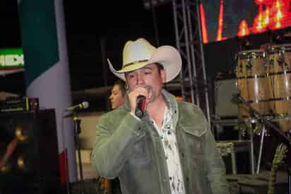 Bobby Pulido y Apache le cantan a Matamoros