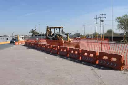 Se colocaron los señalamientos de precaución, se instalaron barreras de precaución, se retiraron boyas y semáforos e iniciaron las demoliciones de los camellones. (FERNANDO COMPEÁN)