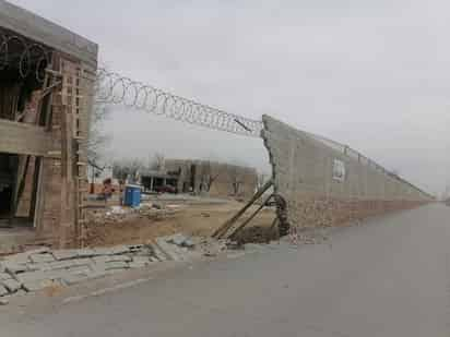 Dos hombres resultaron lesionados al ser aplastados por bardas que se desplomaron la tarde del juves en Torreón.