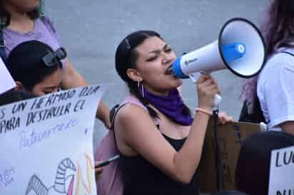 Las mujeres gritaron consignas en contra del gobierno al que acusaron de abusador y sexista.