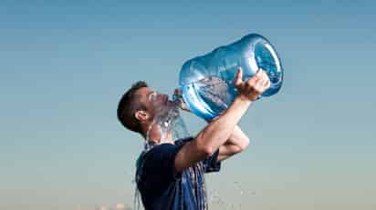 Lo óptimo es beber ocho vasos al día, aunque la cantidad puede variar en función del peso, talla, actividad física y hábitos de vida.