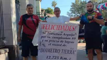 Celebran a lagunero por recorrer el diámetro de la Tierra