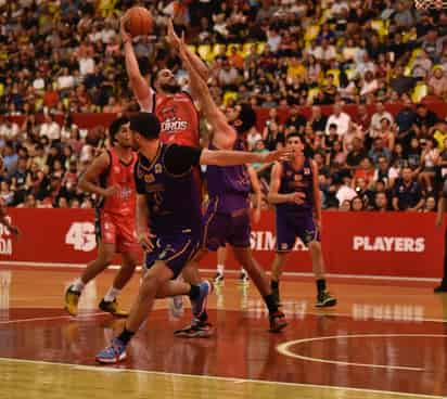 El equipo lagunero se plantó con mucha personalidad sobre la duela y consiguió una victoria con autoridad ante el líder de la LBE, que además es el reciente campeón y marchaba hasta anoche como único invicto en la campaña regular. (Fotografías de Ramón Sotomayor)