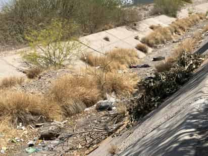 El canal de Sacramento se encontraba sucio ayer; son los mismos vecinos de colonias aledañas quienes arrojan la basura.