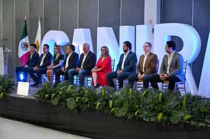 Con la presencia de autoridades se llevó a cabo la toma de protesta a la nueva mesa directiva de la Canirac Laguna. (EDUARDO RUÍZ / EL SIGLO DE TORREÓN)