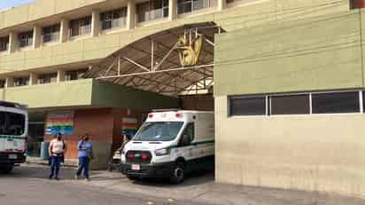 El hombre fue trasladado a bordo de un vehículo particular a la Clínica número 2 del IMSS para recibir atención médica. (EL SIGLO DE TORREÓN)