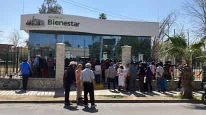 Los adultos pasaron de una hasta dos horas en el Banco de Bienestar para poder cobrar su pensión, ante la descompostura del cajero.