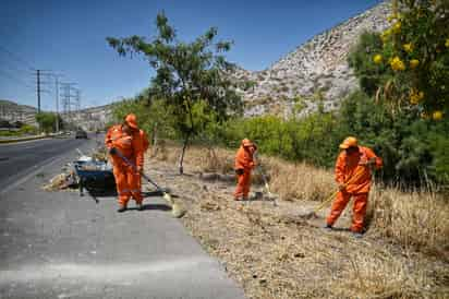 Realizan labores de limpieza en el Cerro de las Noas previo al tradicional Viacrucis. (EDUARDO RUÍZ / EL SIGLO DE TORREÓN)