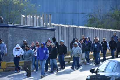 Desde temprana hora del jueves los trabajadores confirmaron en sus cuentas de nómina el depósito del sueldo. (Foto: SERGIO A. RODRÍGUEZ / EL SIGLO COAHUILA)