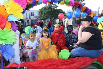 Los pequeños lucían muy guapos en los autos decorados por los maestros y padres de familia (EL SIGLO DE TORREÓN/FERNANDO COMPEÁN)