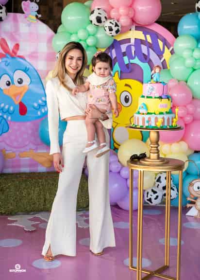 Mar Hernández Montes acompañada de su mamá Diana Montes.- ERICK SOTOMAYOR FOTOGRAFÍA
