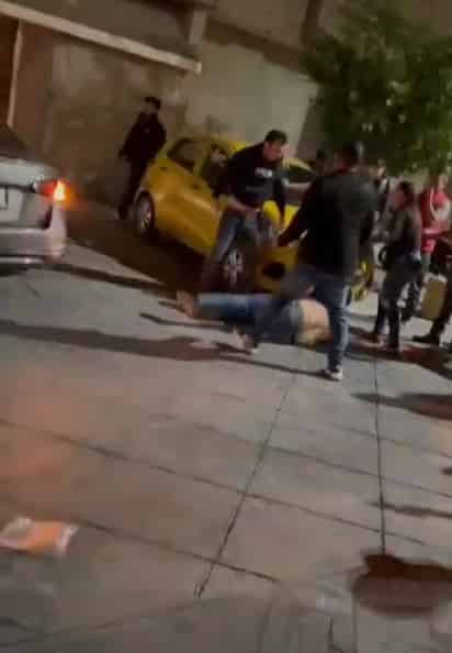 Pelea callejera en el paso Morelos es evidenciada en redes sociales.