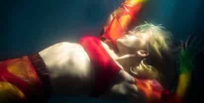 Ellie Goulding llena de energía a sus fanáticos con By the End of the Night