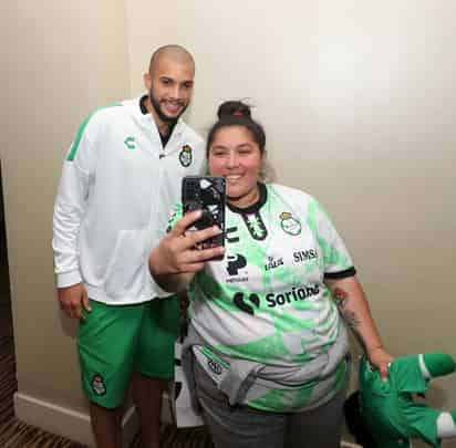 Jugadores de Santos Laguna son recibidos con gran apoyo de la afición en California