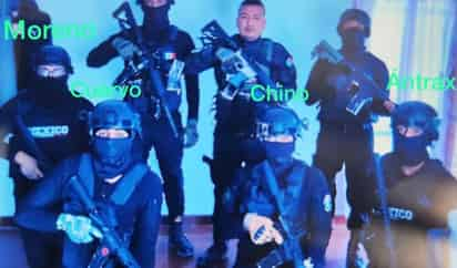 Se puede ver a 7 sujetos detenidos posando con todo su equipo; visten de negro y algunos están encapuchados. (ESPECIAL)