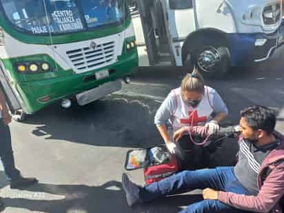 El transeúnte fue auxiliado por paramédicos de la Cruz Roja.