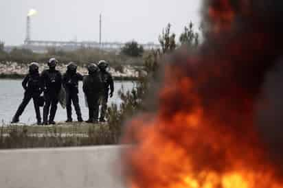 Otros seis manifestantes resultaron heridos de menor importancia. (GUILLAUME HORCAJUELO / EFE)