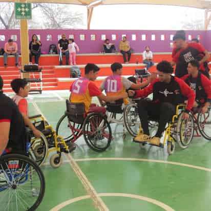 Jugadores de Toros Laguna dejaron la duela y se montaron en una silla de ruedas para compartir con los niños del CRIT. (EL SIGLO DE TORREÓN)