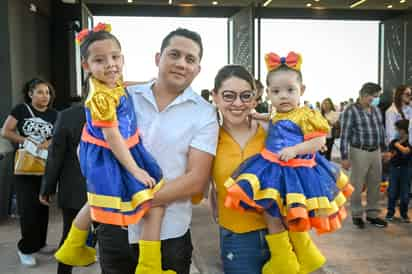 Shuberth Peniche y Linda Ortiz con las pequeñas Emma y Sarah (EL SIGLO DE TORREÓN/EDDIE RUOZ)
