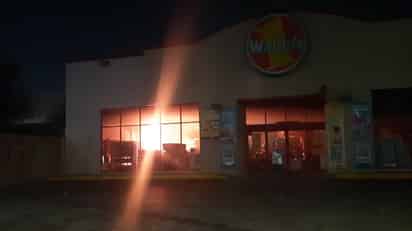 Las chispas que se generaron alcanzaron la mercancía que había en el lugar. (Foto: ISABEL AMPUDIA / EL SIGLO COAHUILA)
