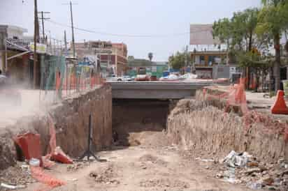 Vecinos y comerciantes exigen a las autoridades estatales, celeridad a la obra de desnivel. (VAYRON INFANTE / EL SIGLO DE TORREÓN)