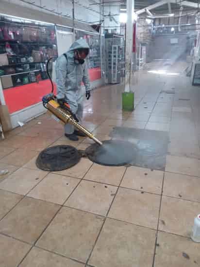 Para cumplir con la norma sanitaria se fumigó el mercado. (EL SIGLO DE TORREÓN)