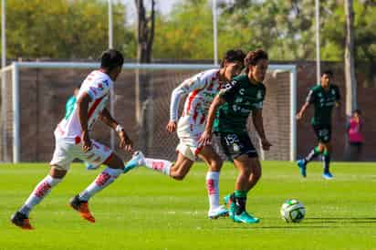 El capitán Héctor Carranza de la Sub-20 de Guerreros, trata de quitarse la marca de dos adversarios en el duelo en Aguascalientes. (CLUB SANTOS)