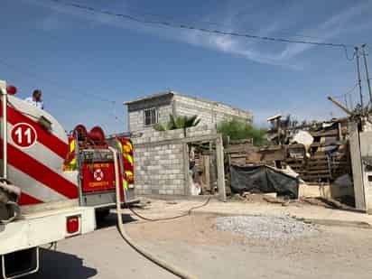 El fuego no alcanzó las viviendas que se encuentran aledañas al predio. (EL SIGLO DE TORREÓN)