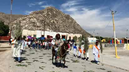 Con un distintivo muy particular se realiza la celebración de la Semana Santa en el ejido San Lorenzo, ayer se hizo la representación de la procesión por el Domingo de Ramos. (EL SIGLO DE TORREÓN)