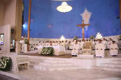 La mañana del Jueves Santo se consagró el Santo Crisma y se bendijeron los óleos, además los sacerdotes renovaron sus promesas.