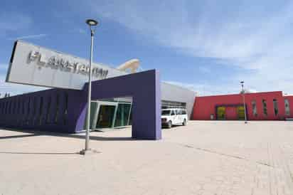 Roby Higdon e Isabel Hawkins, de la NASA, estuvieron en el Planetarium para afinar los detalles del evento del 8 de abril del 2024. (EL SIGLO DE TORREÓN)