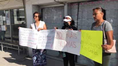 Un grupo de personas se manifestaron ayer martes en las oficinas de Atención a Pensionados y Jubilados del ISSSTE de Torreón. (EL SIGLO DE TORREÓN)