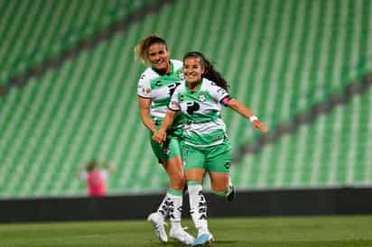 La capitana Cinthya Peraza (d) celebra tras marcar el tercer tanto de las Guerreras. (FOTO: JORGE MARTÍNEZ)