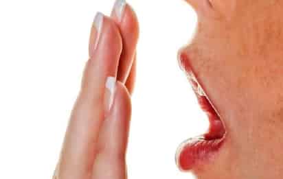 El mal aliento, también conocido como halitosis, es el olor persistente o desagradable en nuestra boca provocado por los restos de comida.