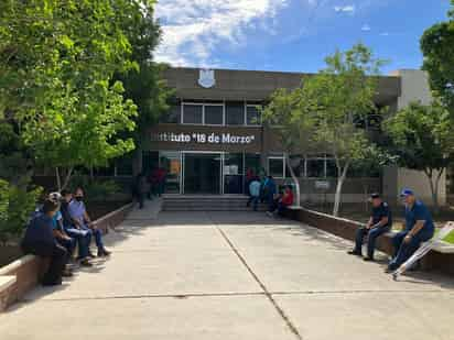 Trabajadores del Instituto 18 de Marzo hicieron un paro de labores.