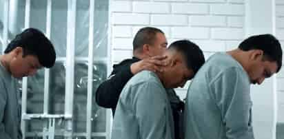 En el clip oficial de su nueva canción muestra a Alfonso e Imanol Quezada pensando en las malas decisiones desde la prisión (CAPTURA)