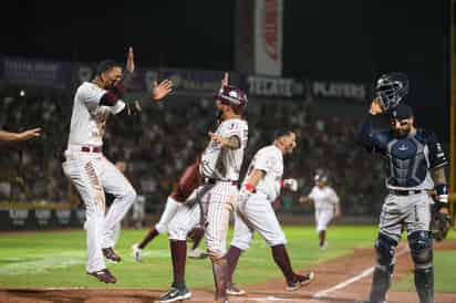 Allen Córdoba (i) celebra con Luis Sardiñas luego de que este anotara la carrera con la que Algodoneros derrotó 4-3 a Sultanes en la novena entrada. (FOTO: JORGE MARTÍNEZ)