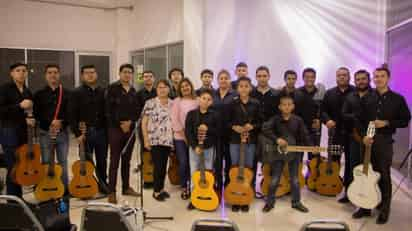 La rondalla fue invitada a la Feria Internacional del Libro. (EL SIGLO DE TORREÓN)