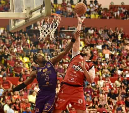 El gigante Josh Ibarra tendrá buenos duelos ante la fuerte plantilla de los Dorados, prácticamente obligados a ganar esta noche para meterse a la serie por el campeonato, que han ganado en los últimos años y que les ha costado defenderlo frente a los laguneros.