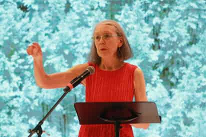 Anne Carson inauguró su visita a México con una lectura en la Universidad de Monterrey sobre algunos de sus textos (CORTESÍA/UNIVERSIDAD DE MONTERREY)