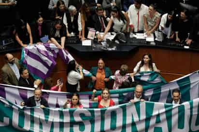 Hoy amaneció con la tribuna del Senado en medio de colchonetas, almohadas, sudaderas, café y con la noticia de que Morena y sus aliados ya tienen listo un salón alterno.