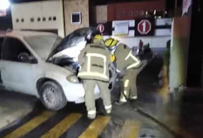 El personal del departamento de Bomberos y Protección Civil acudió al lugar para atender la emergencia. (EL SIGLO DE TORREÓN)
