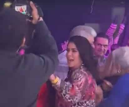 Se puede observar a la esposa de Mejía Berdeja arremetiendo contra el dirigente de Morena.