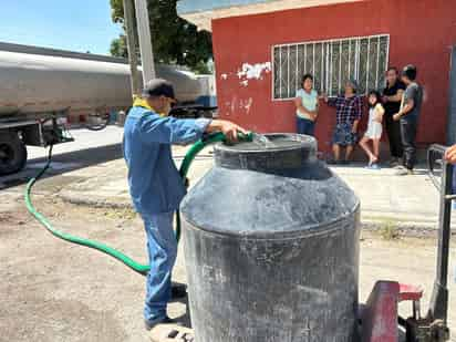 Atiende Sideapa con pipas desabasto de agua potable al norte de la periferia, por fallas de un pozo. (CORTESÍA)