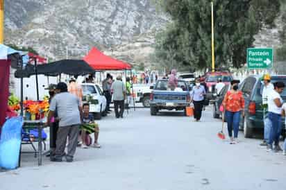 En municipios como Torreón, muchas familias acuden a los panteones públicos y particulares para festejar a las madres fallecidas. (ARCHIVO)