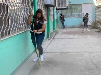 Se sumaron a la labor alumnos, maestros y padres de familia. (CORTESÍA)
