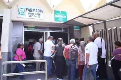 Pacientes con lupus se enfrentan a los rayos del sol en las farmacias y además, a la falta de algunos medicamentos. (VAYRON INFANTE)