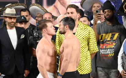 Saúl 'Canelo' Álvarez y John Ryder cumplieron en la báscula y hoy se enfrentarán en el estadio Akron; el peleador tapatío no peleaba en México desde el 2011 (AP)
