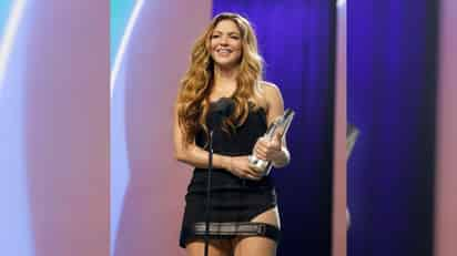 Fans de Shakira aseguran que recibió premio con su segundo 'vestido de la venganza'