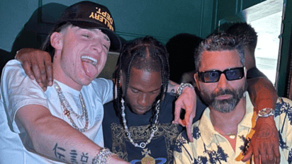 ¿Próxima colaboración? Peso Pluma posa junto a Travis Scott y las redes reaccionan